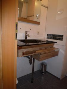 uma casa de banho com um lavatório num quarto em Meeresrauschen - a72292 em Neuhaus