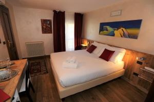 Postel nebo postele na pokoji v ubytování Hotel & Restaurant Le Charaban