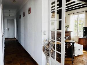 Telewizja i/lub zestaw kina domowego w obiekcie Maison T4 à Cambo-les-Bains: 5 couchages, jardin arboré, balcon, cheminée, animaux acceptés, Wi-Fi fibre - FR-1-495-114