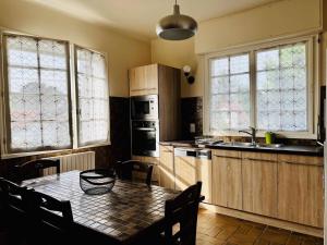 Kuchnia lub aneks kuchenny w obiekcie Maison T4 à Cambo-les-Bains: 5 couchages, jardin arboré, balcon, cheminée, animaux acceptés, Wi-Fi fibre - FR-1-495-114