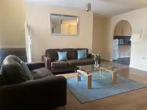 - un salon avec un canapé et une table dans l'établissement Alexander Apartments North Shields, à South Shields