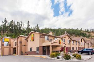 坎卢普斯Super 8 by Wyndham Kamloops On The Hill的一家酒店，停车场里停着一辆车