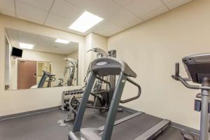 - une salle de sport avec des tapis de course et un miroir dans l'établissement Super 8 by Wyndham Kamloops On The Hill, à Kamloops