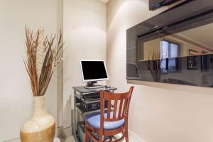 Super 8 by Wyndham Kamloops On The Hill的厨房或小厨房