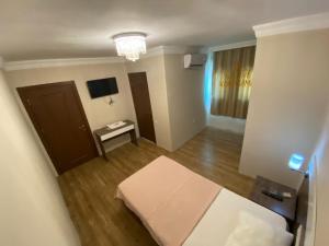 a small room with a small table and a television at DUVAHi OTEL KONAKLAMA in Adana