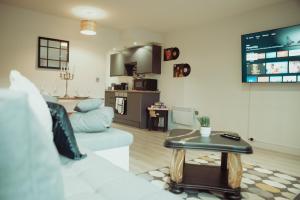een woonkamer met een bank en een tafel bij BV Rare 3 Bedrooms At Conditioning House Bradford Perfect For Contractors in Bradford