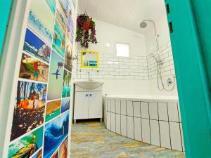 a bathroom with a bath tub and a sink at דאוס האוס - דירות אירוח מודרניות ושקטות in Eilat