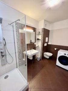une salle de bain avec douche, lavabo et toilettes dans l'établissement BL Luxury Apartment, 24hr Self Check-in, Free Private Garage Parking, Panoramic Views from Balcony, 5 minute walk to City Center, à Banská Bystrica