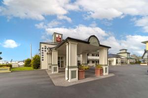 クレセントシティにあるBest Western Plus Northwoods Innのホテルの正面のレンダリング