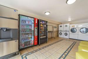 una lavandería con 2 máquinas de refrescos y lavadoras en Best Western Plus Northwoods Inn en Crescent City
