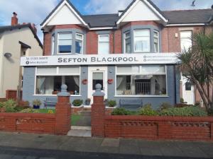 ein Haus mit einem Schild, das Abschnitt Blackpool liest in der Unterkunft The Sefton Blackpool in Blackpool