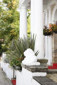 una estatua blanca sentada en el costado de una casa en Elmbank Hotel - Part of The Cairn Collection, en York