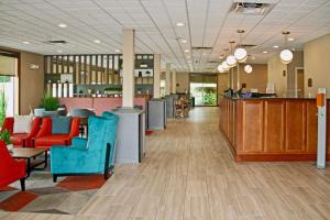 Comfort Inn & Suites Crestview في كرستفيو: لوبي مستشفى فيه كراسي وبار