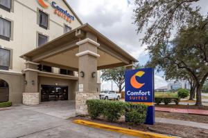 Comfort Suites near Texas Medical Center - NRG Stadium في هيوستن: علامة امام مبنى اجنحة مريحة