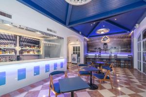 un ristorante con soffitti e tavoli blu e sedie di Quality Hotel Real Aeropuerto San Salvador a San Luis