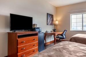TV a/nebo společenská místnost v ubytování Quality Inn Redgranite