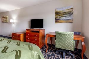 TV a/nebo společenská místnost v ubytování Quality Inn Redgranite