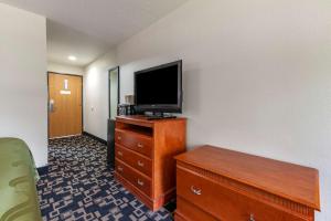 TV a/nebo společenská místnost v ubytování Quality Inn Redgranite