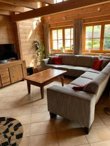 a living room with couches and a coffee table at Vakantiehuis Luxe Blokhuis B in Willingen