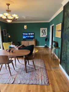 Televízia a/alebo spoločenská miestnosť v ubytovaní St Nazaire Jardin des plantes superbe appartement