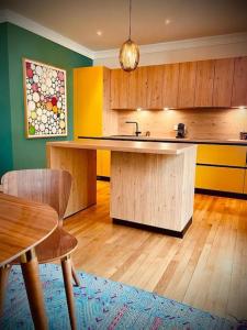 a kitchen with a sink and a table with chairs at St Nazaire Jardin des plantes superbe appartement in Saint-Nazaire