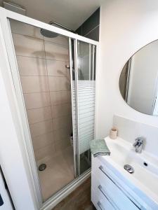 a bathroom with a shower and a sink at Charmante Maisonnette au calme / Jardin privatif in Clermont