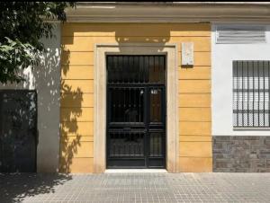 una puerta negra con barras negras en un edificio en Apartamento Puente Romano con Parking gratuito, en Córdoba