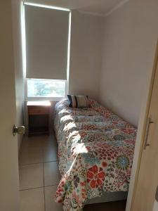 sypialnia z łóżkiem z kołdrą w obiekcie Marina Sol III Playa y Casino w mieście Coquimbo