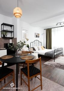 Giường trong phòng chung tại Modern Condo near Morii Lake