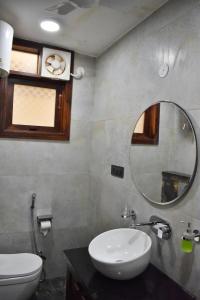 y baño con lavabo y espejo. en Shanti Villas - Luxury Home Stay Apartment en Jaipur