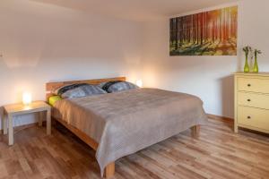 een slaapkamer met een bed en een dressoir met 2 lampen bij Bödefeld in Schmallenberg