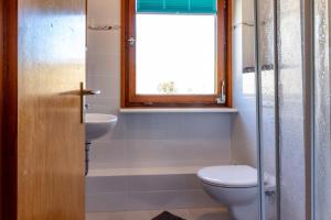 施马伦贝格Bödefeld的带马桶、水槽和窗户的浴室 更多31张照片