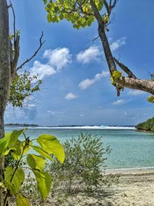 a view of the ocean from the beach at Dhoadhi Retreat in Thulusdhoo