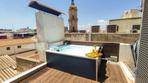 - un bain à remous sur le balcon d'un bâtiment dans l'établissement Living4Malaga Skyline Apartments, à Malaga