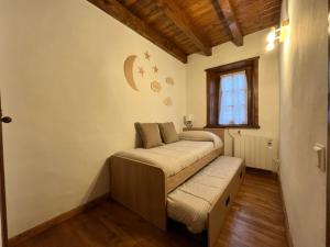 1 dormitorio con 1 cama y un banco en una habitación en la Caseta Boi Taull - 2 habitaciones, en Pla de l'Ermita