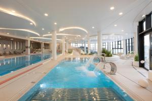 Bazén v ubytovaní CHILLIapartamenty - Polanki Aqua A307 - WYDMOWY alebo v jeho blízkosti