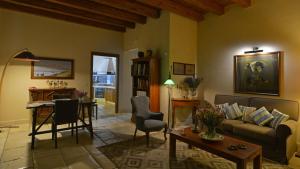 een woonkamer met een bank en een tafel bij VILLA TERRA DEL SOLE 10&2, Emma Villas in Licata