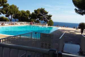 una piscina con un cartello di fronte di Bandolpiedanleau a Bandol