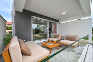 ノヴァリャにあるImperial Apartment with Private Poolのソファとテーブルのあるリビングルーム +17枚の写真