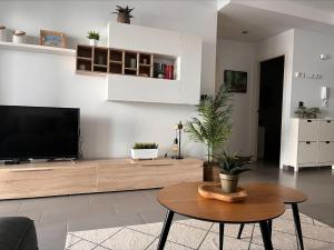 un salon avec une télévision et une table dans l'établissement Oasis Beach 1, La Zenia, à Playas de Orihuela