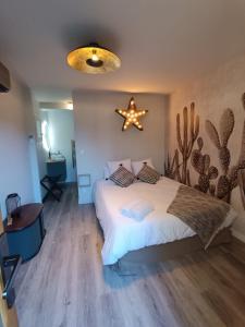 - une chambre dotée d'un lit avec une étoile sur le mur dans l'établissement Le Nid Bourguignon, à Chalon-sur-Saône