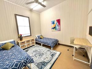 Ένα ή περισσότερα κρεβάτια σε δωμάτιο στο Childers Charmer with Aircon, WIFI & modern luxuries