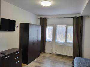 モイエチウ・デ・ジョスにあるCasa Berbeceのベッドとドレッサーと窓のある寝室