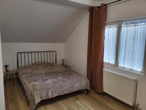 モイエチウ・デ・ジョスにあるCasa Berbeceのベッドと大きな窓のある寝室