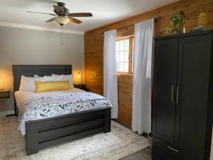 Postelja oz. postelje v sobi nastanitve Inn On Lake Wissota