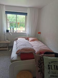 een bed in een kamer met een raam bij Kørestolsvenligt dbl. vær. in Nykøbing Mors