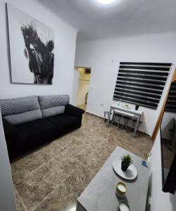 uma sala de estar com um sofá e uma mesa em Apartamento Love Jacuzzi em Cartagena