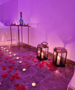 um quarto com rosas vermelhas e velas no chão em Apartamento Love Jacuzzi em Cartagena