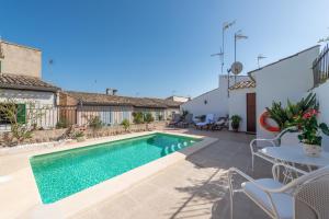 The swimming pool at or close to Es Pujols