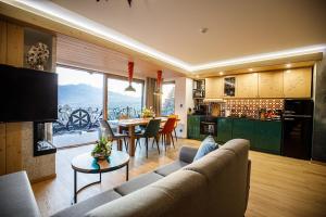 ein Wohnzimmer mit einem Sofa und eine Küche mit einem Tisch in der Unterkunft WILLA GRG in Zakopane